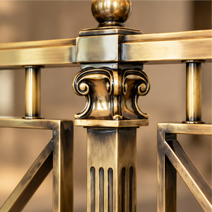 Barandilla de Escalera de Bronce Estilo Heritage con Postes Cuadrados Acanalados, Remates Esféricos y Balaustrada con Refuerzo Geométrico en Cruz - Product Image 4