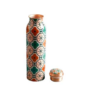 Botella de agua moderna de cobre con estampado floral Meena, base blanca, flores naranjas y verdes, tapa de cobre, estilo decorativo. - Product Image 1