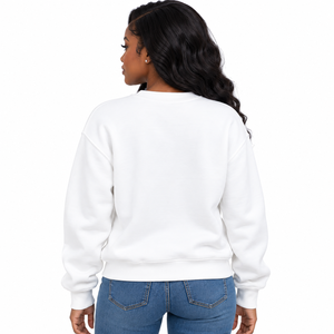 เสื้อสเวตเชิ้ตคอกลมสีขาว Sigma Gamma Rho พร้อมลายปักตัวอักษรกรีกสีเหลืองและเสื้อแขนยาวสีน้ำเงิน - Product Image 2
