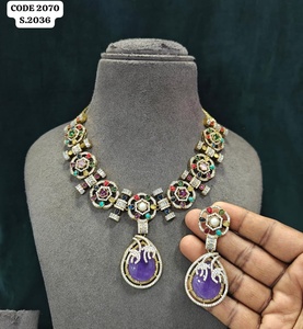 Elegante Conjunto de Collar con Colgante Floral Real y Adornos de Gemas Multicolor, Chapado en Oro Antiguo, Collar de Latón con Diseño Impresionante - Product Image 2