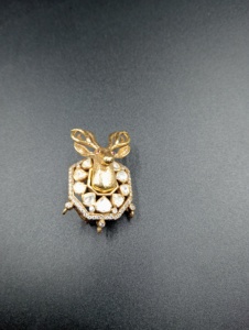เข็มกลัดรูปนกยูงชุบทอง AMAIRA JEWELS ประดับด้วยมอยส์ซาไนต์และพลอยโพลกี้แบบฝังกรงเล็บ เครื่องประดับแฟชั่นสำหรับทุกเพศ - Product Image 4