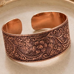 กำไลข้อมือทองแดงแกะสลักลายดอกไม้ ดีไซน์เปิดแบบนูน งานฝีมือโลหะทำมือ เครื่องประดับโลหะ - Product Image 5
