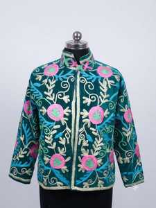 Veste en velours vert brodée Suzani pour femme, d'inspiration ouzbèke traditionnelle, motif floral, artisanale, art populaire bohème - Product Image 3