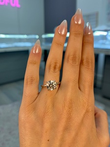 Bague de fiançailles avec halo caché en diamant rond brillant cultivé en laboratoire de 2,50 carats, or blanc 14 carats, certifiée IGI. - Product Image 4