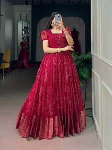 ชุดเดรส Anarkali ลายพิมพ์ Bandhani สีน้ำเงิน พร้อมขอบผ้าทอ Zari ผ้าลายตาราง Kota สำหรับงานเทศกาล ชุด Anarkali สไตล์อินเดีย-ปากีสถาน - Product Image 3