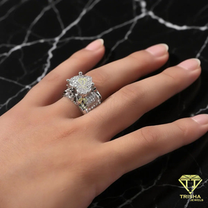 Anillo de compromiso con diamante moissanita en forma de corazón, banda ancha completamente adornada y diseño de engaste manual de lujo - Product Image 2