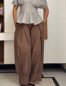 ชุดเสื้อเชิ้ตเข้ารูปและกางเกงทรงบอลลูน - สีเทาน้ำตาล (5.0) - Product Image 1