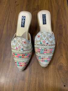 Jutti brodés à sequins pour femme, chaussures à enfiler à bout fermé, sandales mules ethniques rembourrées pour festivals - Product Image 1