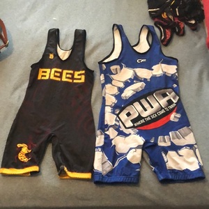 ชุดนักมวยปล้ำแบบสิงเกิลเล็ต สำหรับมืออาชีพและสมัครเล่น ชุดทีมสั่งทำพิเศษ โลโก้ด้านหน้า ผลิตจากโพลีเอสเตอร์ 100% น้ำหนักเบา ระบายอากาศได้ดี เหมาะสำหรับทั้งชายและหญิง - Product Image 3