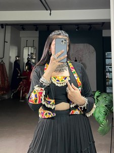 ชุดเลเฮนกาปักลายแบบชนเผ่าบันจาราสำหรับผู้หญิง |   เสื้อครอปท็อปสไตล์โบโฮคัทช์ประดับกระจก พร้อมกระโปรงและพู่เปลือกหอยโข่ว |   อินเดีย อีท - Product Image 1
