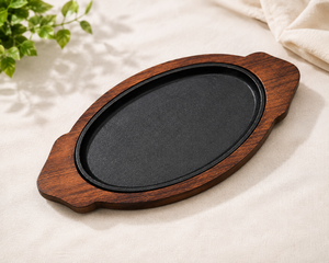 Plaque Sizzler de conception unique de vente chaude disponible en métal de taille et de forme personnalisées avec des utilisations de base en bois dans les ustensiles de cuisine - Product Image 1