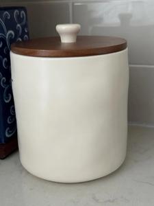 ชุดโหลเก็บของในครัวลายสนุกสนาน พร้อมฝาปิดในตัวและที่วางช้อน ผิวเคลือบเงา ใช้ตกแต่งและจัดระเบียบได้อย่างมีสไตล์ เหมาะสำหรับเก็บของในครัว - Product Image 5