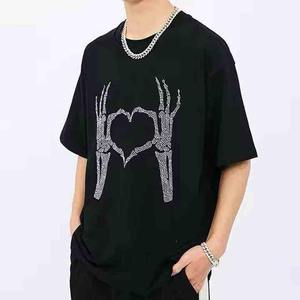 เสื้อยืดสีดำแบบกำหนดเองสำหรับผู้ชาย พิมพ์ลายทั่วตัว ประดับด้วยเพชรเทียม เสื้อยืดแบบยูนิเซ็กซ์ ผ้าหนา สไตล์สตรีทแวร์ ลายกราฟิก - Product Image 5