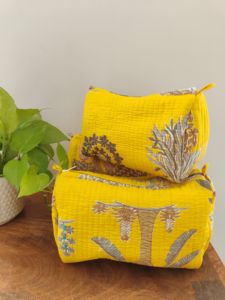 ชุดกระเป๋าเครื่องสำอางผ้าฝ้ายลายควิลท์ 3 ชิ้น กระเป๋าใส่เครื่องสำอางลายดอกไม้สีเหลือง กระเป๋าใส่เครื่องสำอางลายปาล์มสีเหลือง (ชุด 3 ชิ้น) - Product Image 3