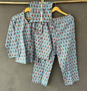 Ensemble de pyjama en coton imprimé, doux, respirant, confortable, deux pièces, vêtements de nuit, vêtements de détente à la maison - Product Image 1