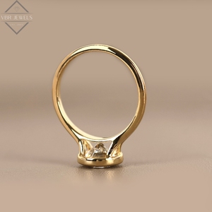Bague solitaire en or jaune avec diamant rond serti, bijou de fiançailles et de mariage, cadeau pour femme, design classique et luxueux - Product Image 3