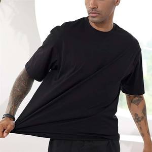 เสื้อยืดคอกลมสีดำเรียบง่ายสำหรับผู้ชาย แขนสั้น สีพื้น พร้อมสกรีนโลโก้ - Product Image 3