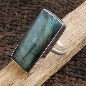 Anillo de Labradorita Natural con Plata de Ley 925, Gema Azul Brillante, Engaste Clásico en Bisel, Venta al por Mayor, Labradorita Genuina - Product Image 1