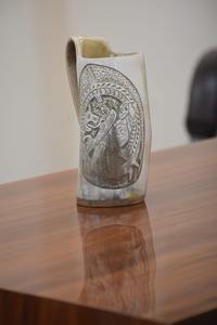 Jarra Vikinga Hecha a Mano de Cuerno Natural de Búfalo, Taza de Cerveza Rústica Medieval, Venta al por Mayor OEM ODM - Product Image 3