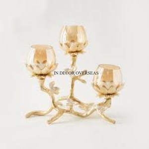 Candélabre en laiton doré avec trois porte-bougies en verre pour la décoration de la maison, centre de table de mariage, design métallique durable, provenance Inde - Product Image 1