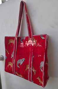 Bolso Tote de Algodón Acolchado Rojo de Alta Calidad Hecho a Mano para Mujer con Cremallera, Estampados de Vida Silvestre, Asas Rayadas, Ecológico y Espacioso - Product Image 6