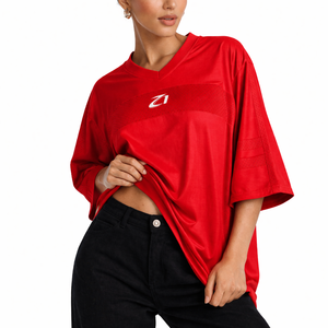 Camiseta deportiva de malla roja retro personalizada para mujer, jersey de fútbol americano con cuello en V, transpirable, de poliéster, con logo personalizado. - Product Image 3