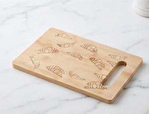 Tabla de cortar rectangular de bambú con patrón grabado de croissant y asa - Product Image 1
