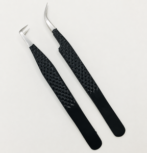 Pince à épiler professionnelle en acier inoxydable noir, pointes inclinées, poignées ergonomiques texturées pour un travail de précision, écologique, pour sourcils - Product Image 2