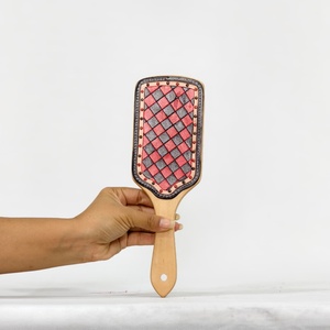 Espejo de Mano de Madera Hecho a Mano con Incrustaciones a Cuadros Rojos y Negros, Accesorio de Moda para Bolsos - Product Image 1
