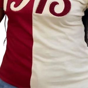 เสื้อยืดปักลายเชนิลล์ Half Half 1913 DST ผ้าฝ้ายพรีเมียม เสื้อผ้าสำหรับชมรมนักศึกษา เสื้อผ้าเดลต้ากรีก สีมารูน โทนสีกลาง สองสี - Product Image 4