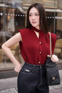 Blusa Roja sin Mangas para Mujer, Cuello Mandarín, Botones al Frente, Satén Elegante, para Oficina, Color Sólido, Corte Regular, MIRANDA - Product Image 4