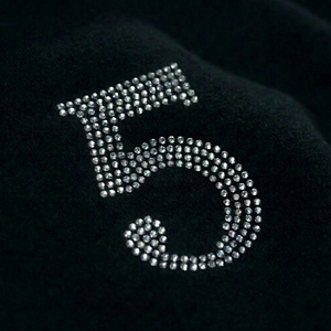 SAAR INDUSTRIES Sweat-shirt à capuche noir personnalisé avec fermeture éclair, imprimé numéro 5 en strass argentés, coupe oversize, en coton épais 100% délavé à l'acide - Product Image 5