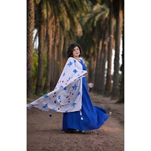 Conjunto de Traje de Crepé Azul Relajante y Transpirable, Talla XS, con Dupatta Pintada a Mano - Product Image 3