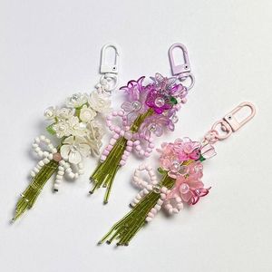 Porte-clés brodé à la main de qualité supérieure avec motif floral et finition décorative élégante - Product Image 1