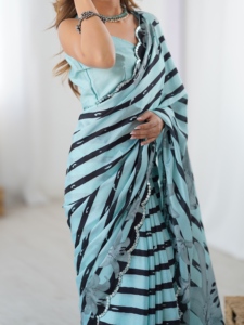 Elegante Sari para Mujer con Estampado Floral y Rayas en Verde Menta y Negro para Bodas Étnicas Indias y Pakistaníes - Product Image 3