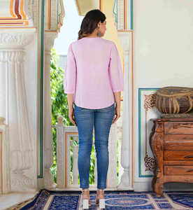 เสื้อท่อนบนผ้าเรยอนสีลาเวนเดอร์สำหรับผู้หญิง ทรงปกติ ปักลาย ตกแต่งด้วยผ้าสลับเนื้อ แขนสามส่วน คอรูรูปหยดน้ำ ดีไซน์สไตล์ลำลองทั่วโลก - Product Image 4