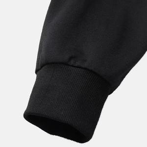 Una sudadera con capucha moderna para hombre con un diseño discreto que la convierte fácil de combinar con una amplia gama de atuendos informales. - Product Image 3