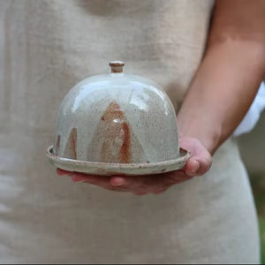 Pot à beurre artisanal en forme de dôme avec couvercle à petit bouton de maintien, plat de service rond, finition émaillée rustique, élégant rangement de beurre de table - Product Image 5