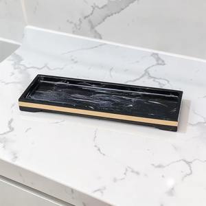 Elegante juego de dispensadores de jabón en blanco y negro con bandeja y botellas de loción con bomba dorada para decoración de encimeras de baño, procedente de la India. - Product Image 3