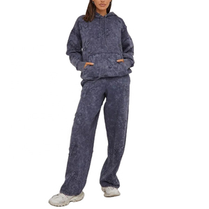 Conjunto Deportivo Gris Vintage de Alta Calidad para Mujer con Lavado Ácido, Sudadera con Borde Crudo y Parche Cruzado, Bolsillo Frontal Tipo Canguro y Pantalones de Pierna Ancha al por Mayor - Product Image 1