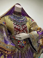Robe afghane luxueuse violette brodée avec des perles, manches longues, maxi, tenue de soirée, col choker, coupe ample, broderie à la main