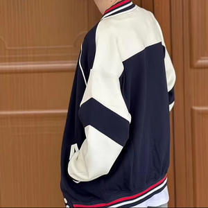 เสื้อแจ็คเก็ตบอมเบอร์ขนสัตว์เชนิลล์คุณภาพสูง ปักลายหรูหรา สไตล์วินเทจ สีน้ำเงินขาว คอตั้ง สำหรับผู้ชาย ฤดูหนาว ได้รับมาตรฐาน CE - Product Image 3