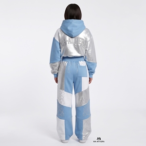 Conjunto Deportivo para Mujer con Sudadera Azul Claro y Blanca con Parches Metálicos, Pantalones Anchos con Pedrería, Ropa Urbana Personalizada - Product Image 2