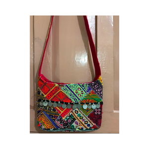 Sac bandoulière bohème en tissu vintage brodé Kutch, style ethnique tribal Banjara, fait main, pour femme, usage mode - Product Image 3