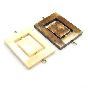 Colgante artesanal de hueso de buey natural: Cuentas rectangulares centrales |   Componentes para la Fabricación de Joyería |   Blanco, marrón claro y oscuro - Product Image 1