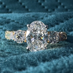 Bague à trois pierres en diamants ovales et ronds de 2,04 carats, bague de fiançailles en or jaune 10 carats, alliance de bijoux fins au design unique en filigrane - Product Image 1