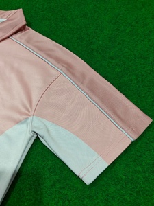 Camiseta Deportiva de Manga Corta para Hombre, Color Rosa y Blanco, Estampado por Sublimación, Diseño Árabe, Secado Rápido, Corte Regular, Estilo Casual - Product Image 4