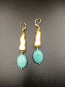 Pendientes Colgantes Clásicos de Perlas Chapados en Oro Estilo Bohemio Amaira Jewels para Mujer, Joyería de Lazo con Forma de Moño - Product Image 1