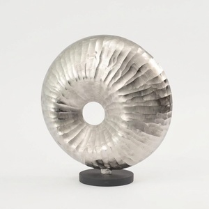 Sculpture de feuille en aluminium argenté vintage, statue de feuille tropicale en métal artisanale avec support pour la décoration de table à la maison, à l'hôtel ou au bureau - Product Image 2