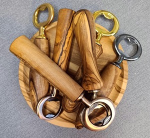 Abridor de botellas de madera de primera calidad con bandeja de servicio, ideal para una presentación elegante de bebidas en fiestas, procedente de la India. - Product Image 2